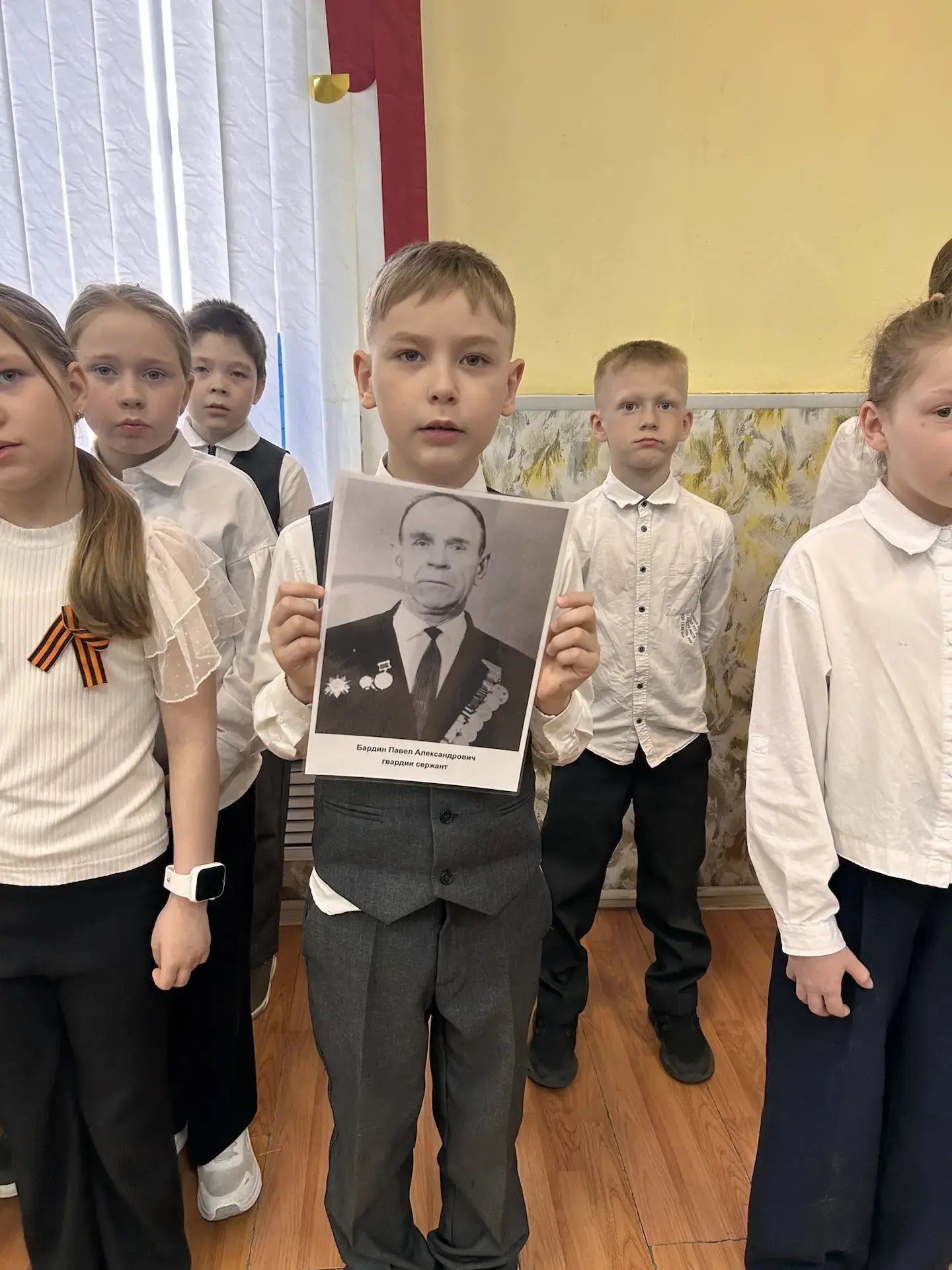 🕊 Нам доверили память: в нашей школе прошел «Бессмертный полк»  8 мая в школе состоялись линейки «На