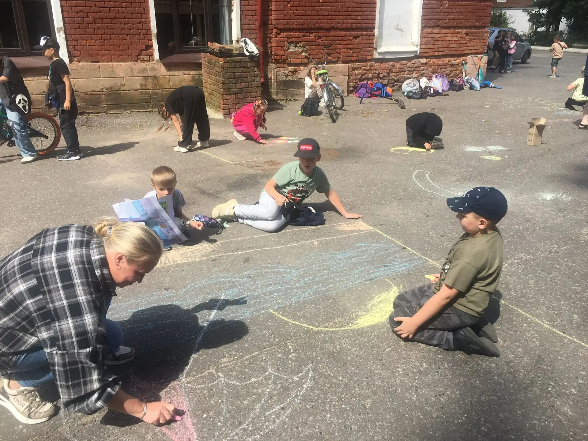 🎨 «Моё лето» — на асфальте! ☀️

В пришкольном лагере «Город талантов» прошёл яркий и весёлый конкур