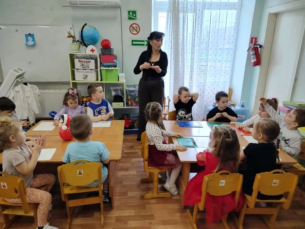 Сегодня на занятии дети во второй младшей группе знакомились с народной игрушкой неваля...