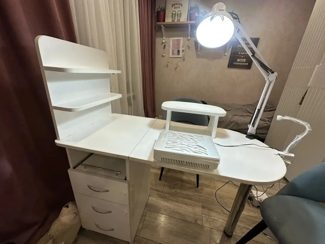 Продам набор для маникюра. В комплекте: маникюрный стол (есть потёртости), лампа + лампочка, пылесос