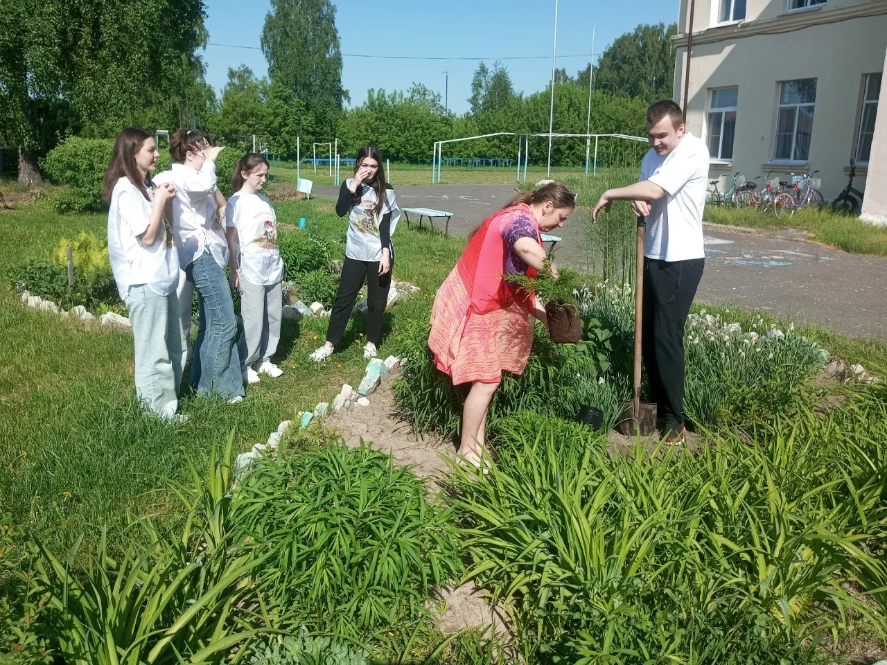 🌱 Территория нашей школы ещё больше преобразилась!