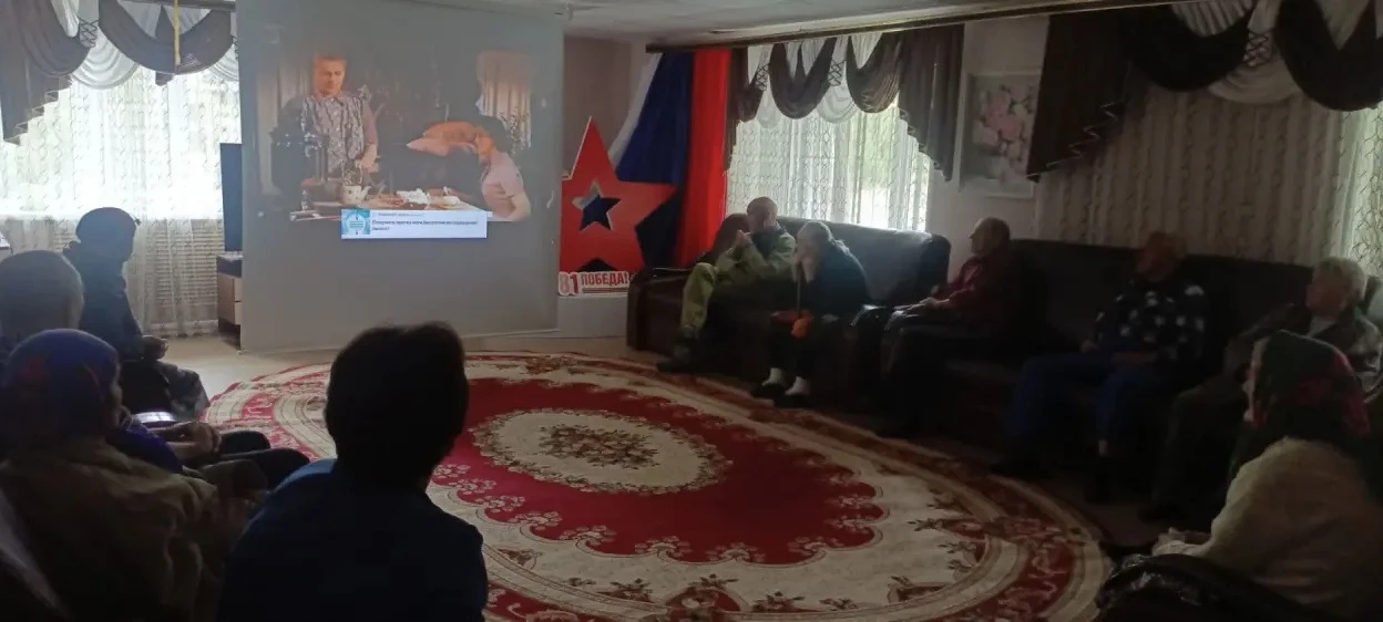 📽️В доме‑интернате в рамках занятий по ретротерапии воспитатель Елена Савелькина орган...