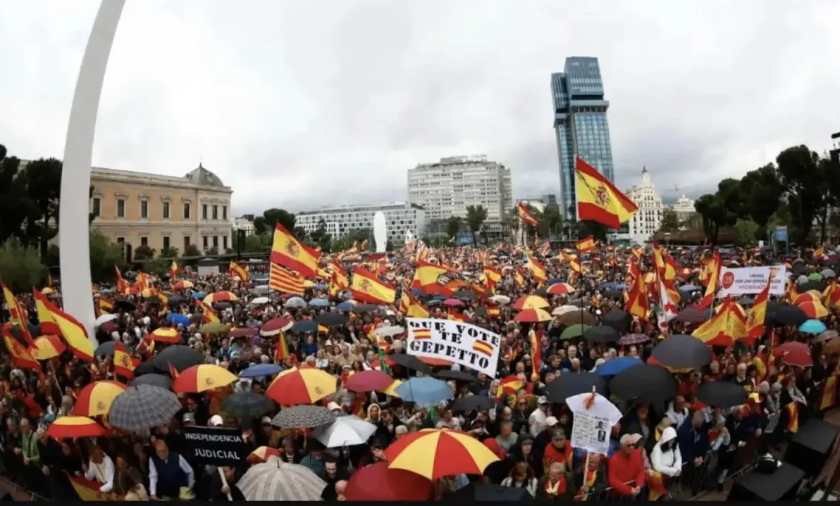 Испания на грани: жилищный кризис привел к роспуску парламента 🇪🇸🏛️
