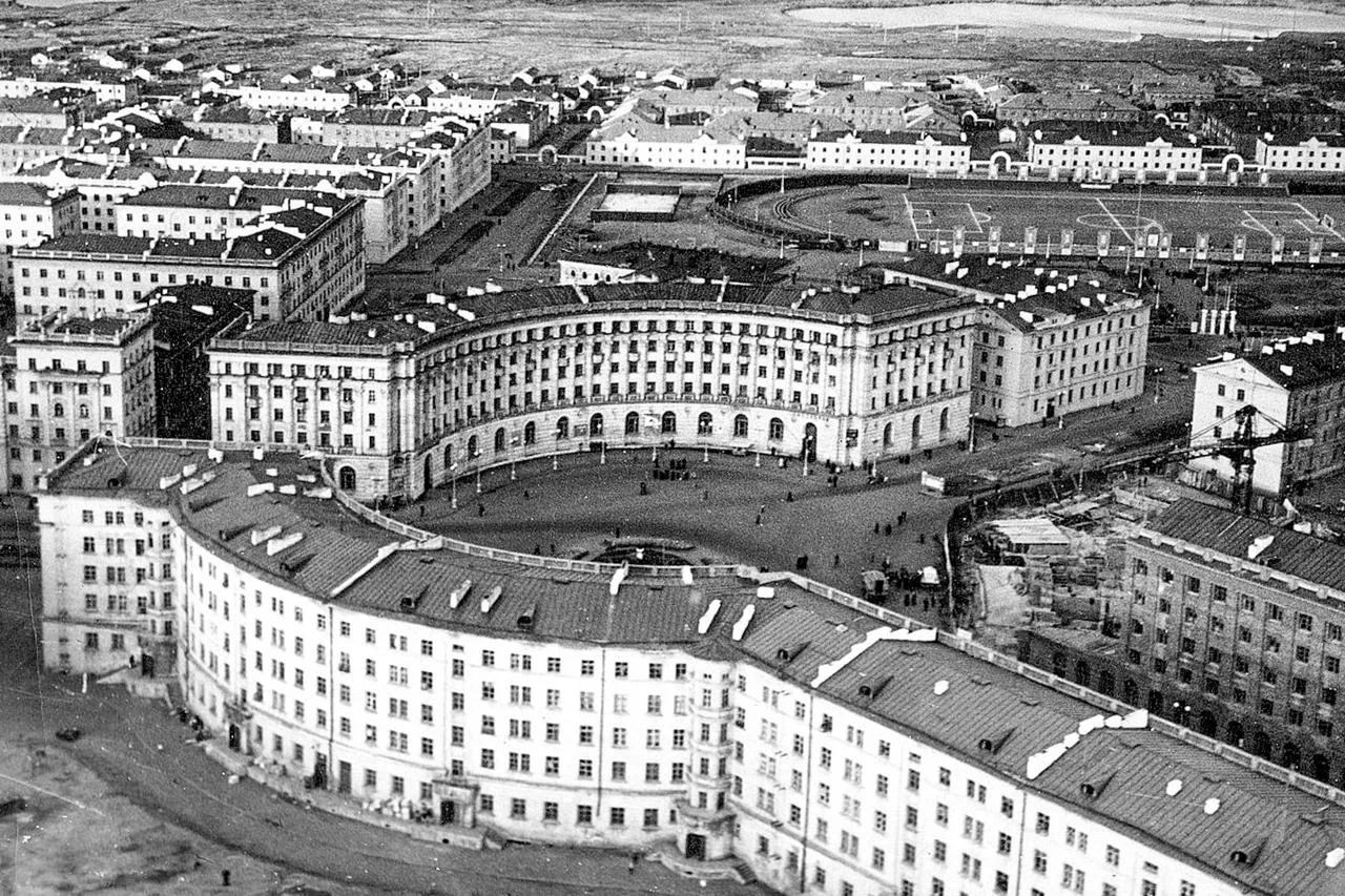 Арки, колонны и лепнина посреди арктической тундры