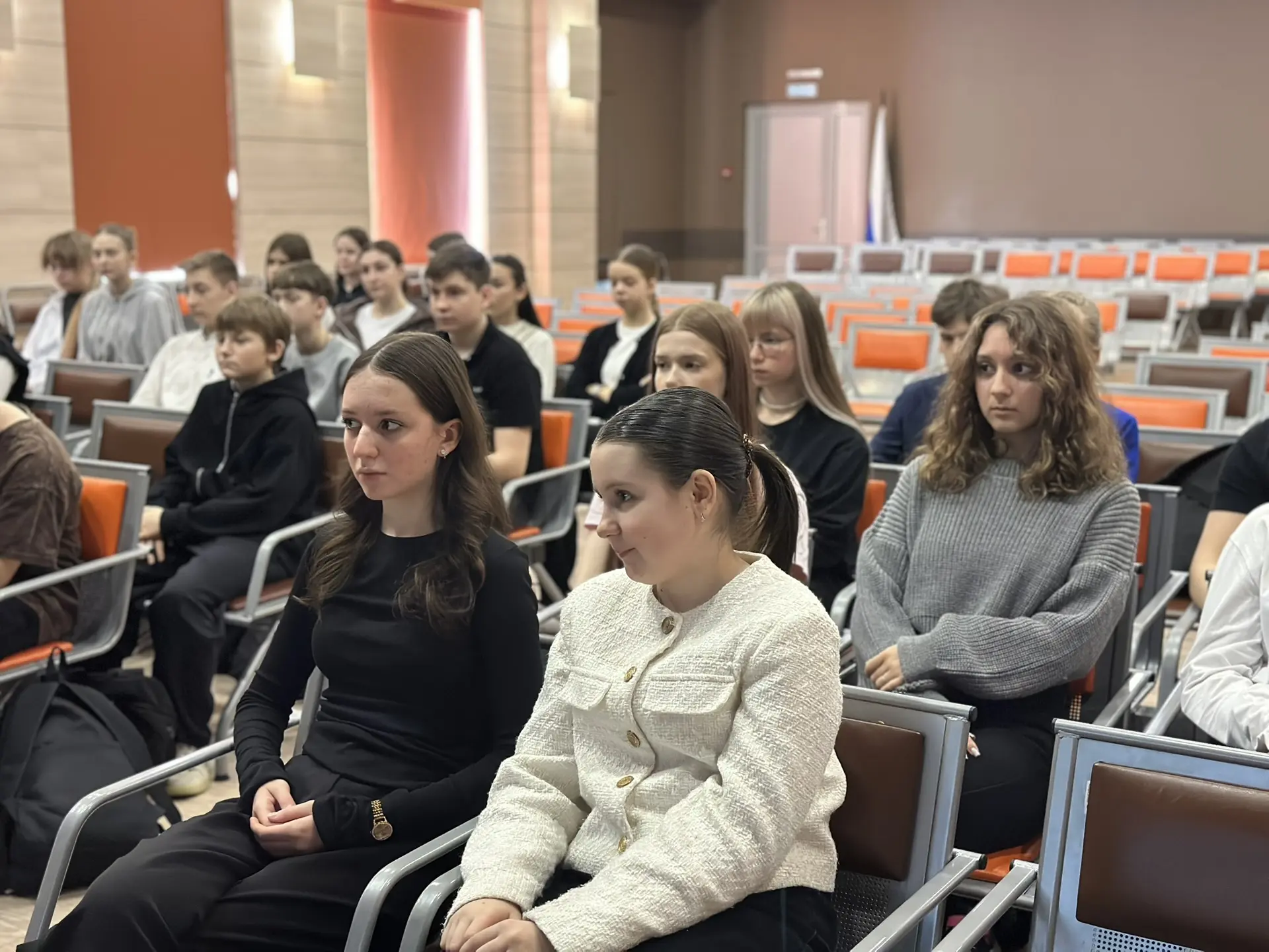 🇷🇺 РАЗГОВОРЫ О ВАЖНОМ: Диалог поколений и духовности  Сегодня в нашей школе состоялась очень глубока