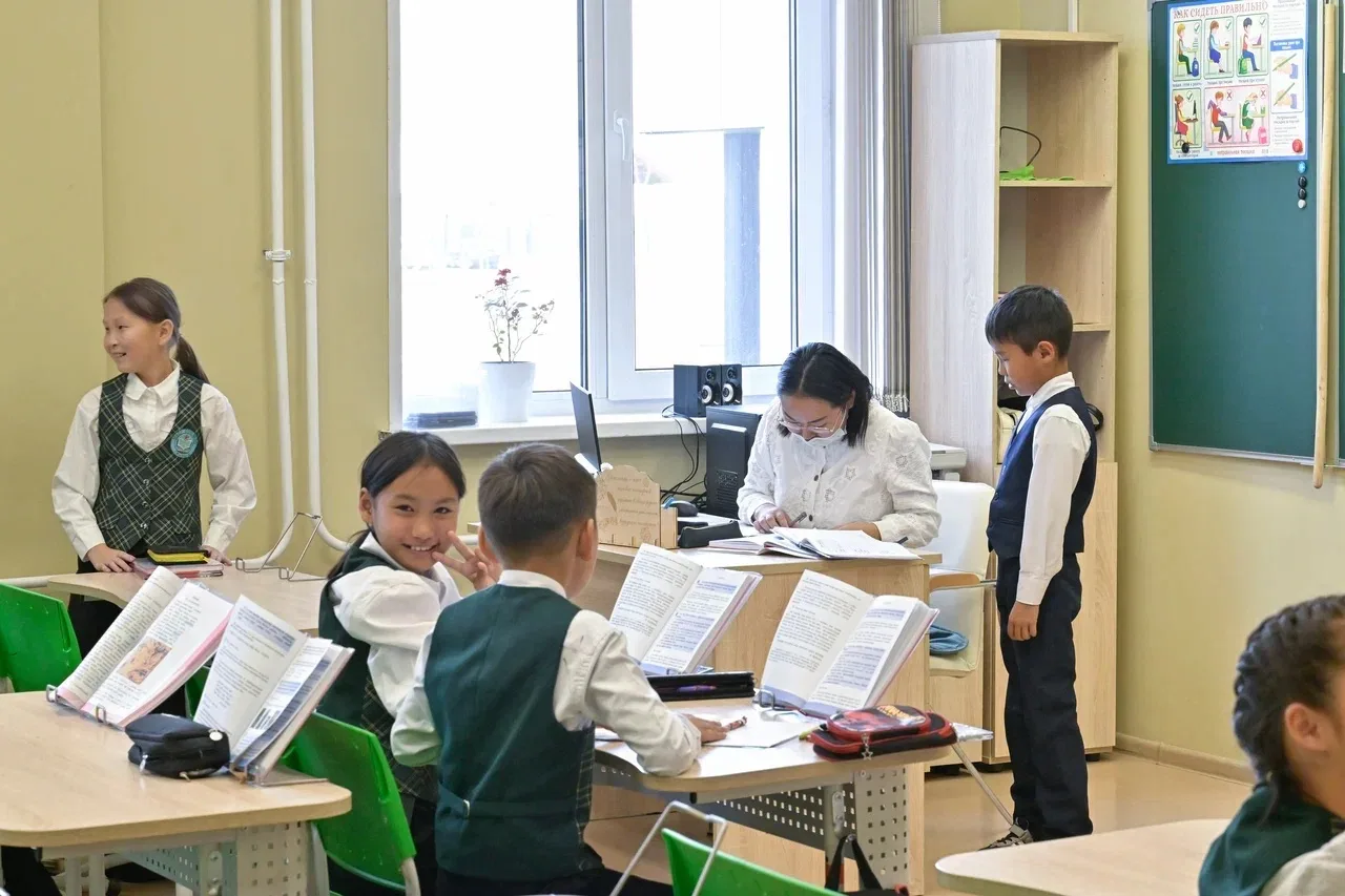 Сегодня День учителя - день, когда мы с благодарностью обращаемся к педагогам.