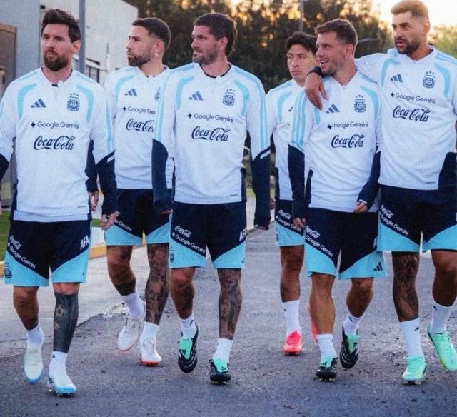 😢🇦🇷 Немного грустный Лео Месси вместе с товарищами возвращается со своей последней т...