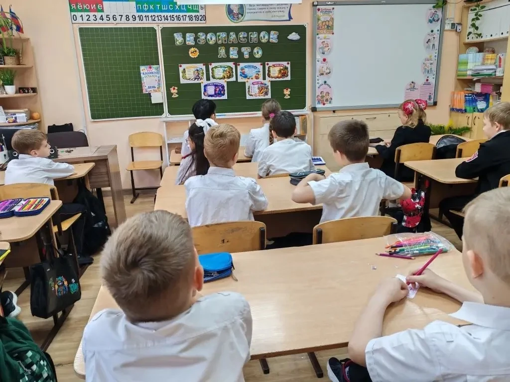 Перед началом летних каникул учащиеся 3 "Б" класса повторили правила безопасного поведения. Особое в