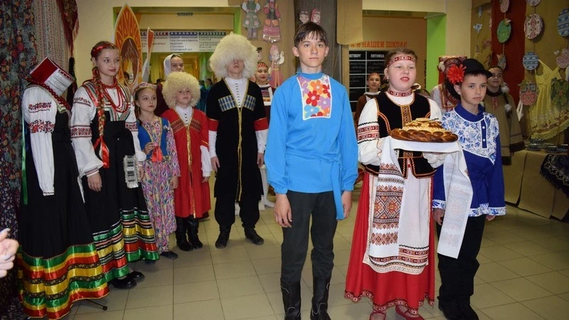 Борисовская СОШ представила свою программу в рамках фестиваля «Единство народов России»  Многообрази