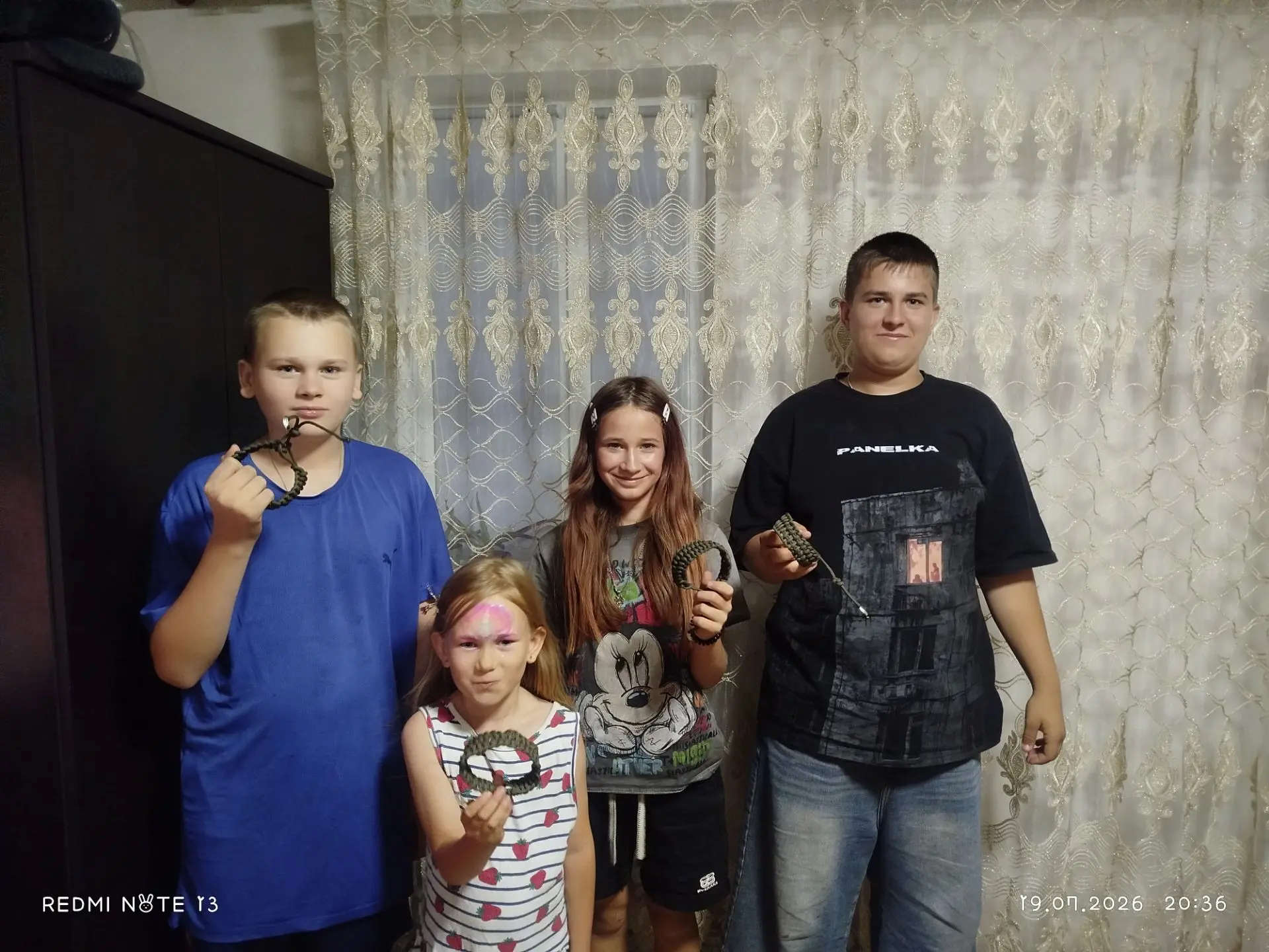 Наши волонтеры на каникулах не теряют время зря, учатся плести спасательные браслеты ребятам на СВО 