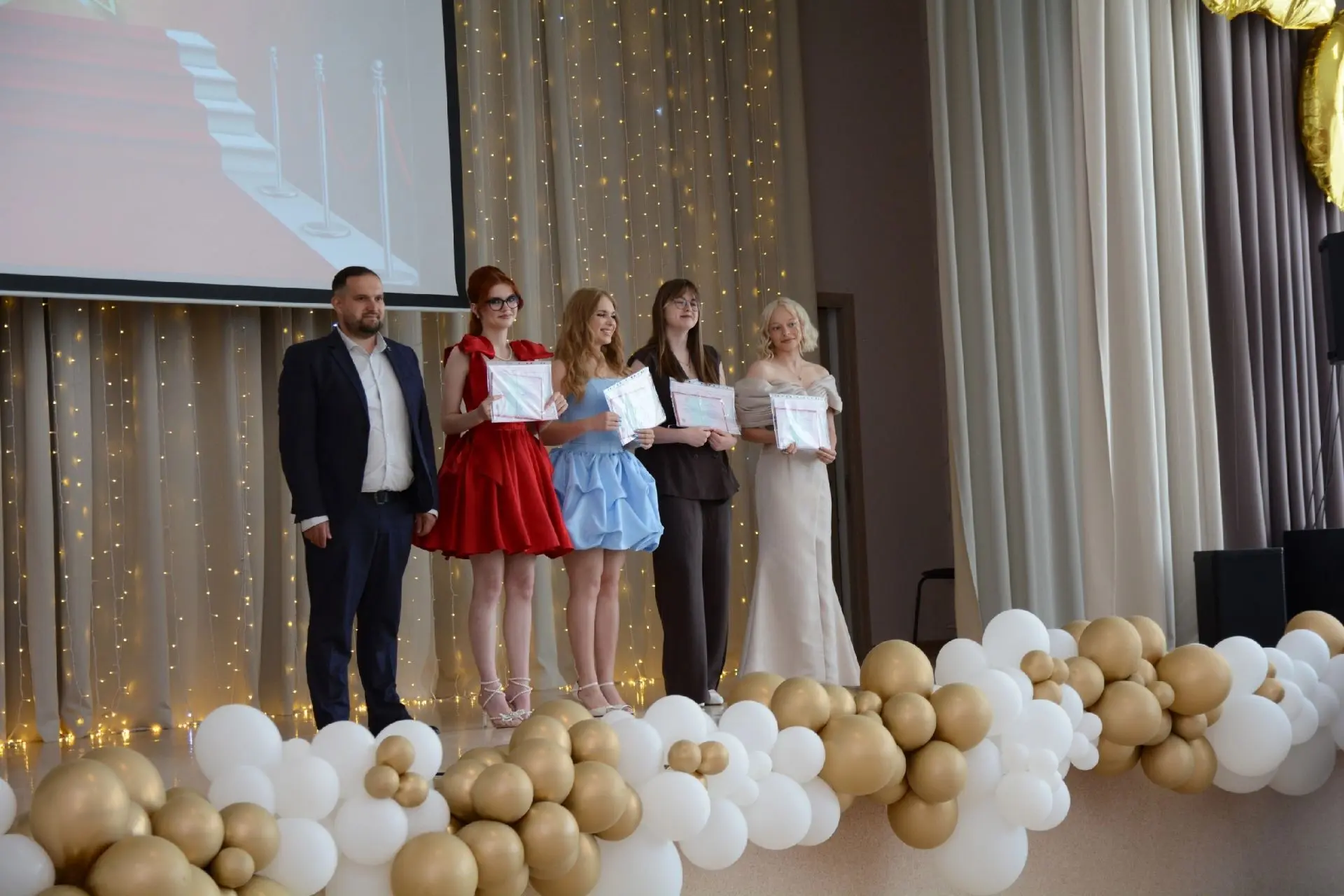 Вот и пришла пора прощаться с выпускниками!

🎓 В 5-м корпусе нашего Центра образования состоялась т