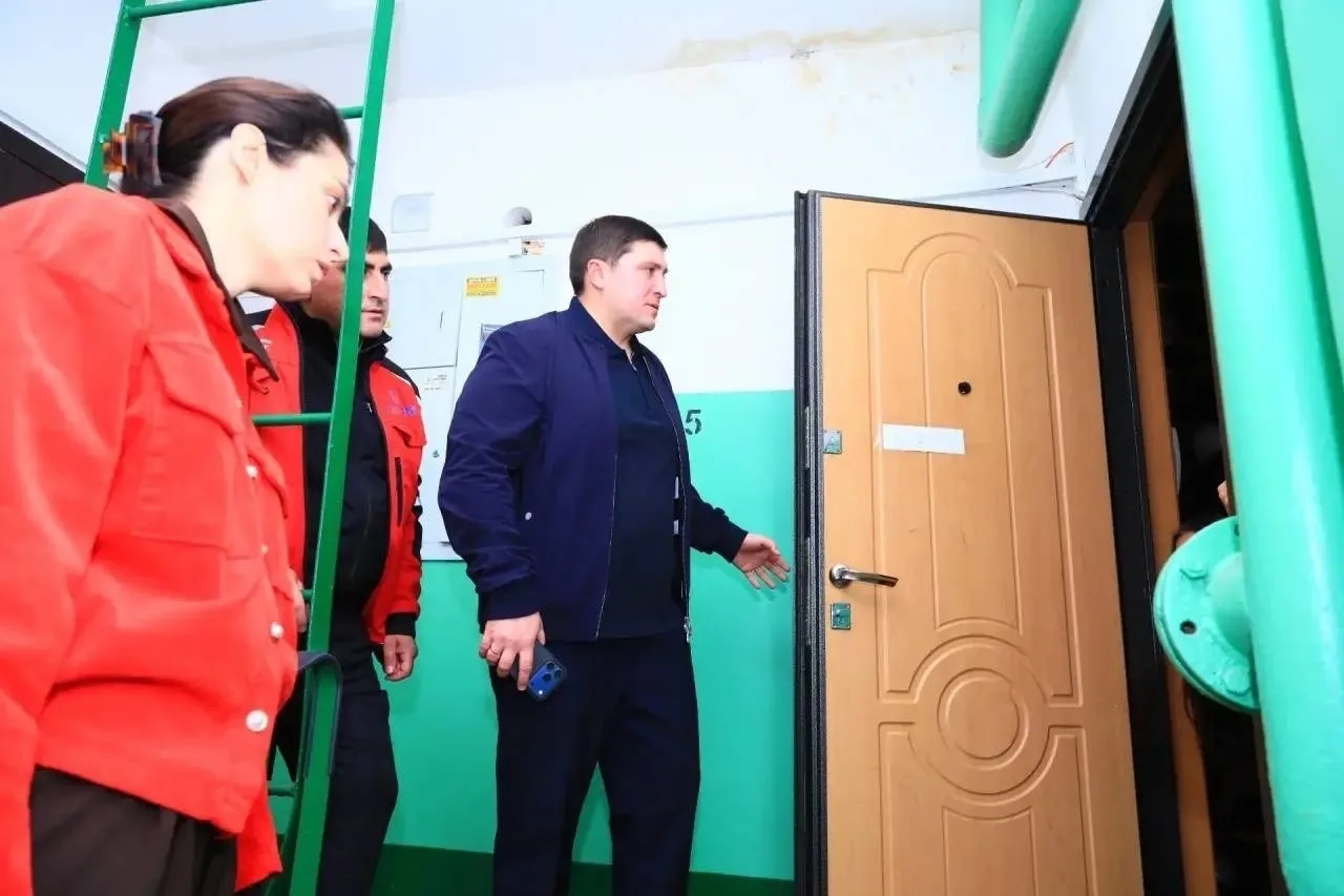 Мэр Нижнекамска Радмир Беляев встретился с жителями пострадавшего дома – они находятся ...