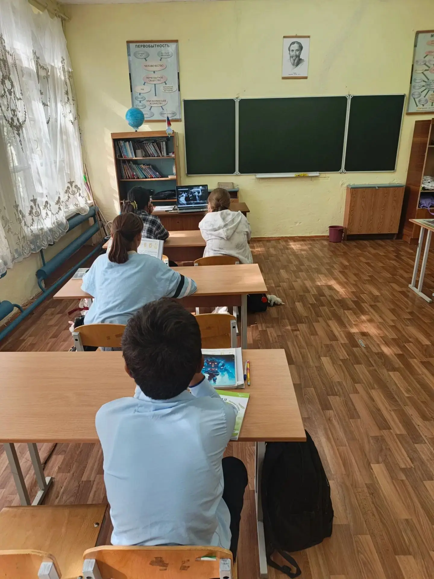 🕊️ В 5 и 6 классах прошел классный час: «Дети и молодёжь против терроризма и экстремизма»
