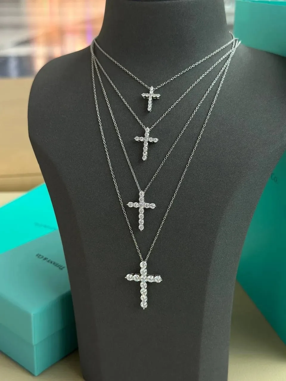 Tiffany & Co

Тиффани

Точная реплика ювелирного дома Тиффани.
Подвески в виде креста с камнями.
Изд