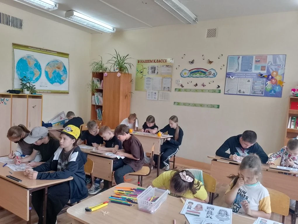 День единства народов России в нашем пришкольном лагере: вместе — мы сила!
