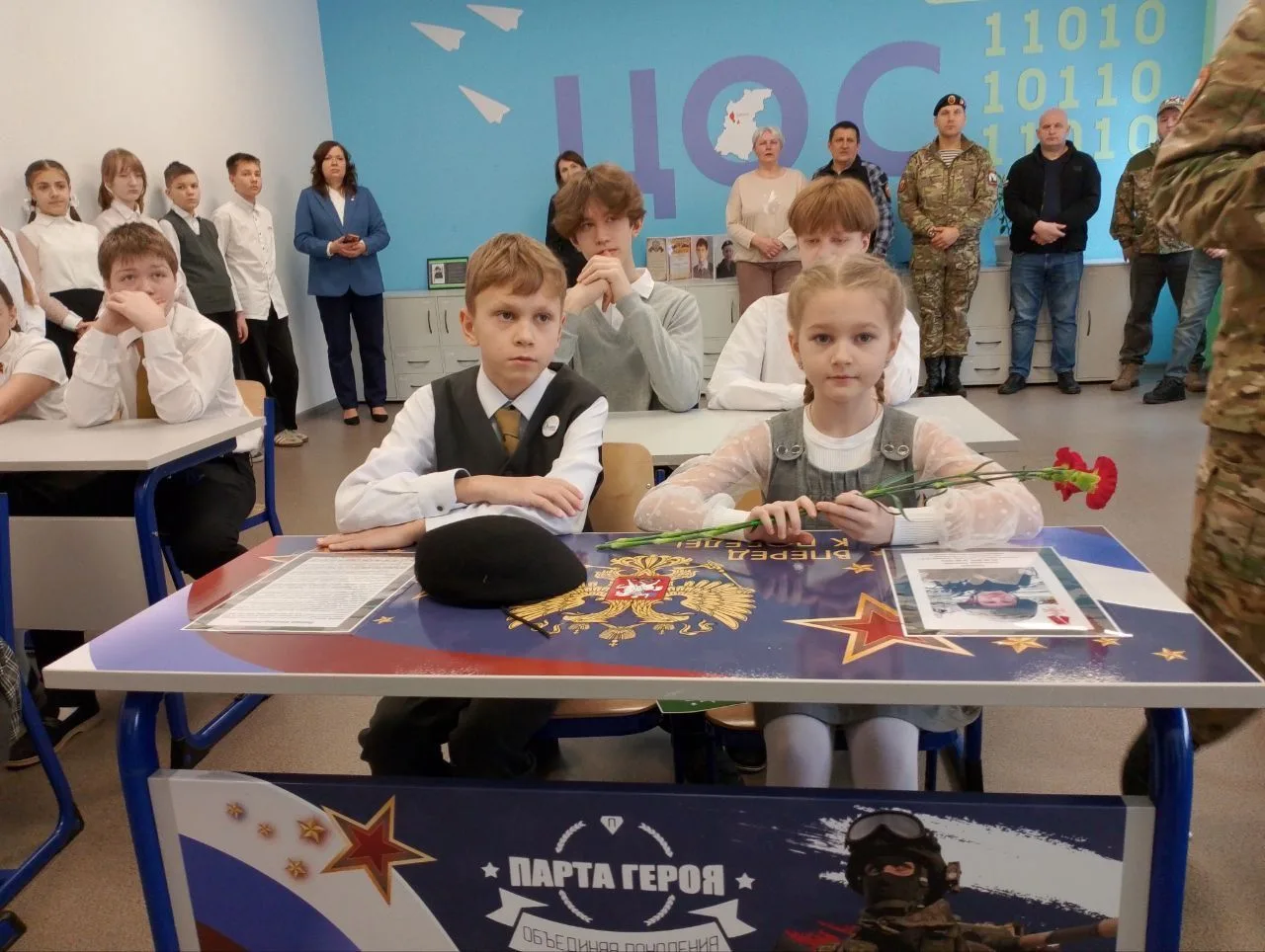 27 февраля в СШ №3 г. Заволжья открыли «Парту Героя», посвящённую памяти Александра Кур...