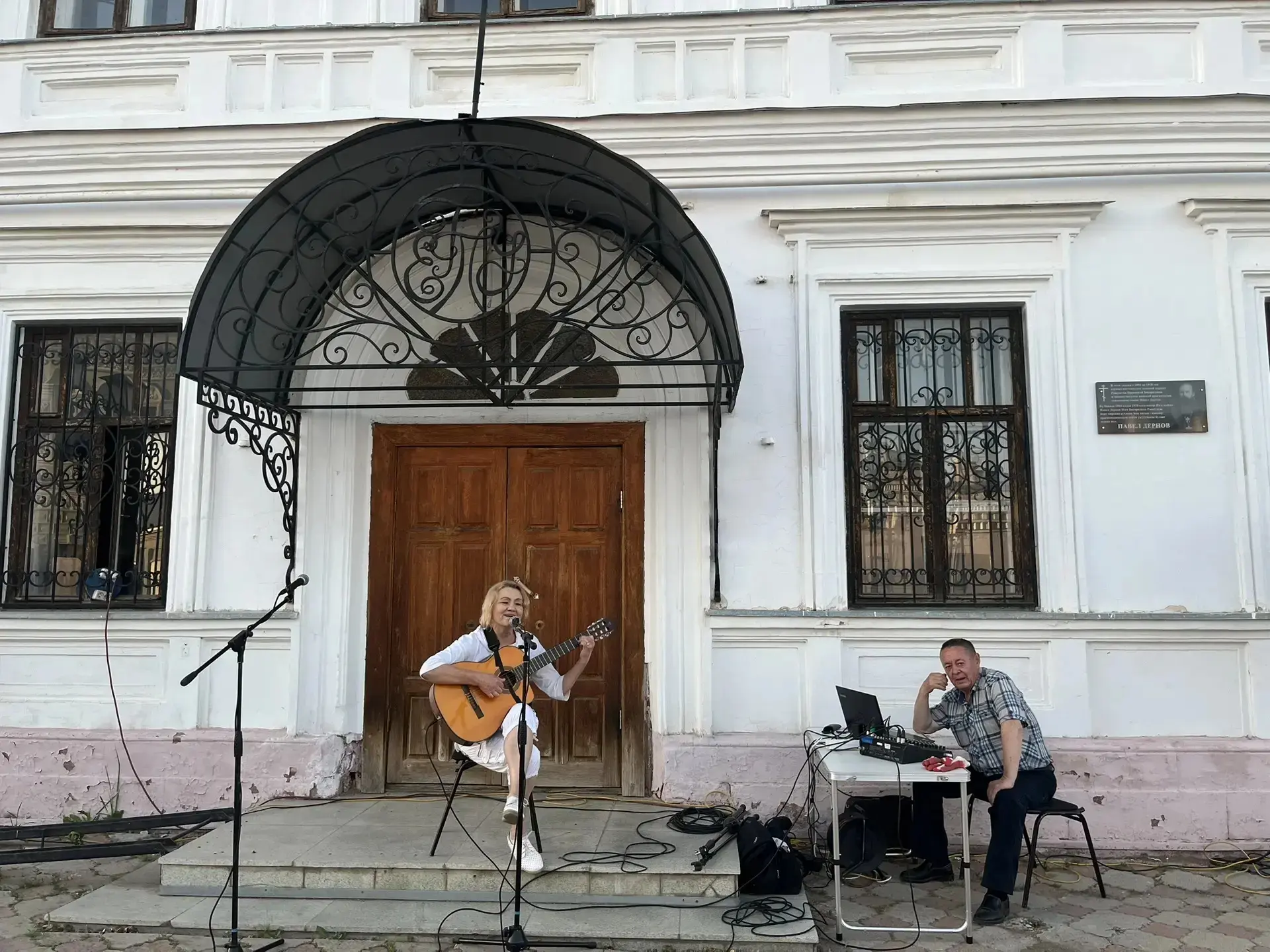 Наши преподаватели очаровывают городскую публику. На Казанской улице прошло живое общен...