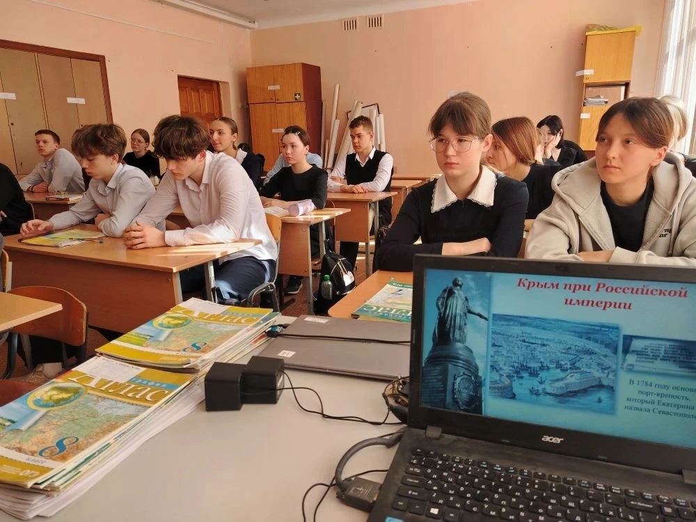 📚✨ В нашем лицее прошли классные часы, посвященные Дню воссоединения Крыма с Россией. 🇷🇺❤️  На мероп