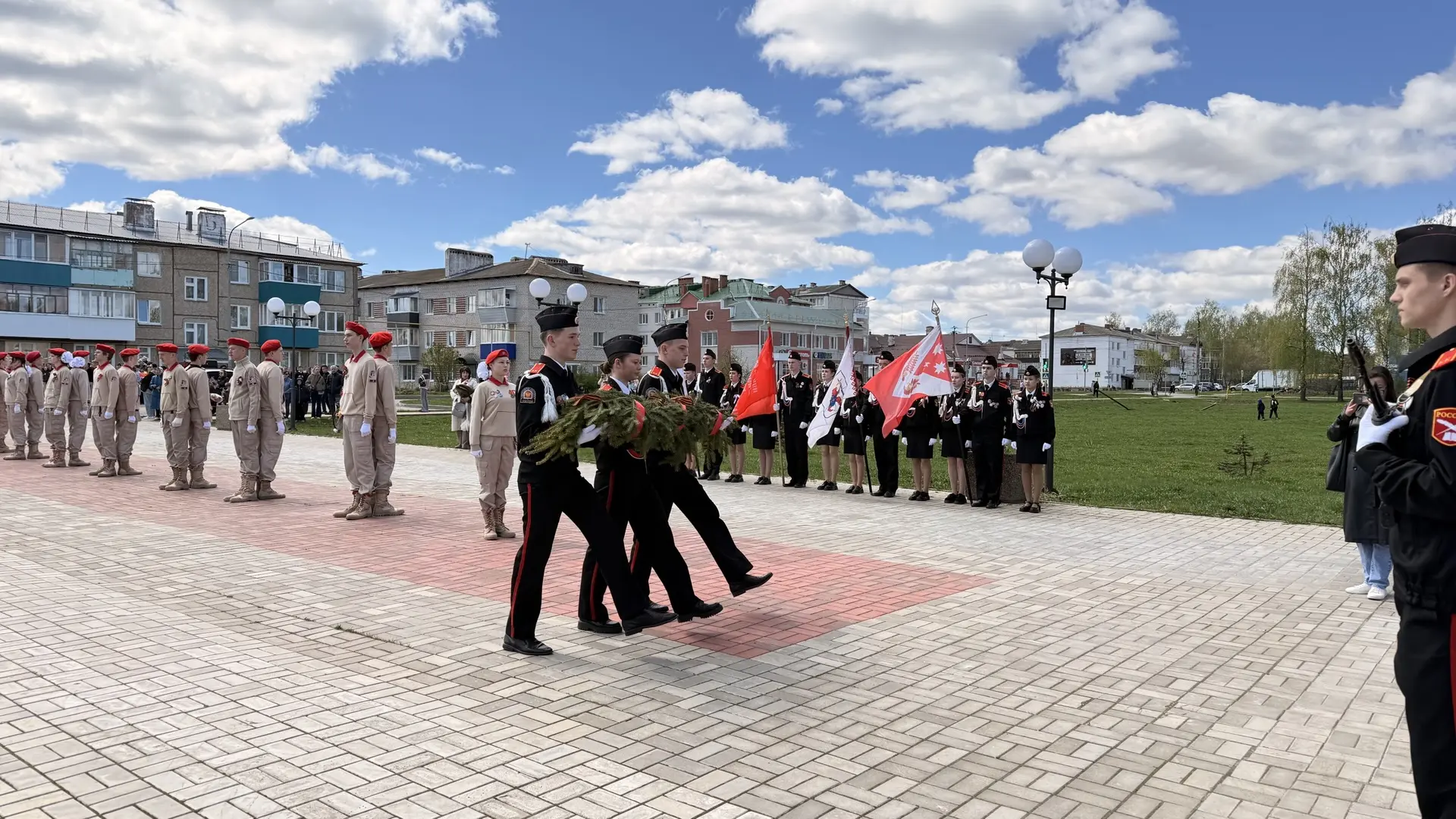 Жители Советского района возложили живые цветы и гирлянду к памятнику «Никто не забыт, ничто не забы