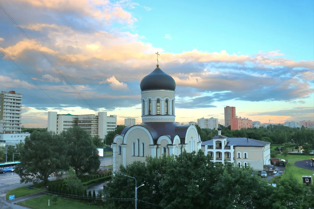 Любимые Вешняки после дождя.

На фото попала и Церковь святого праведного Алексия Московского Мечева