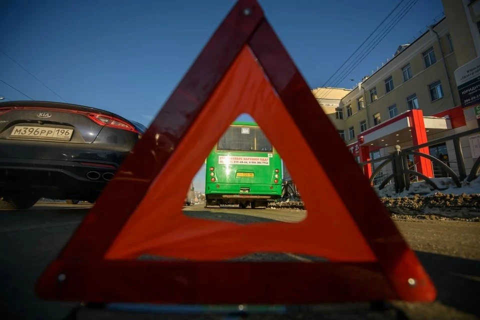 🚨 Двое подростков пострадали в ДТП с мотоциклом в Новосибирске