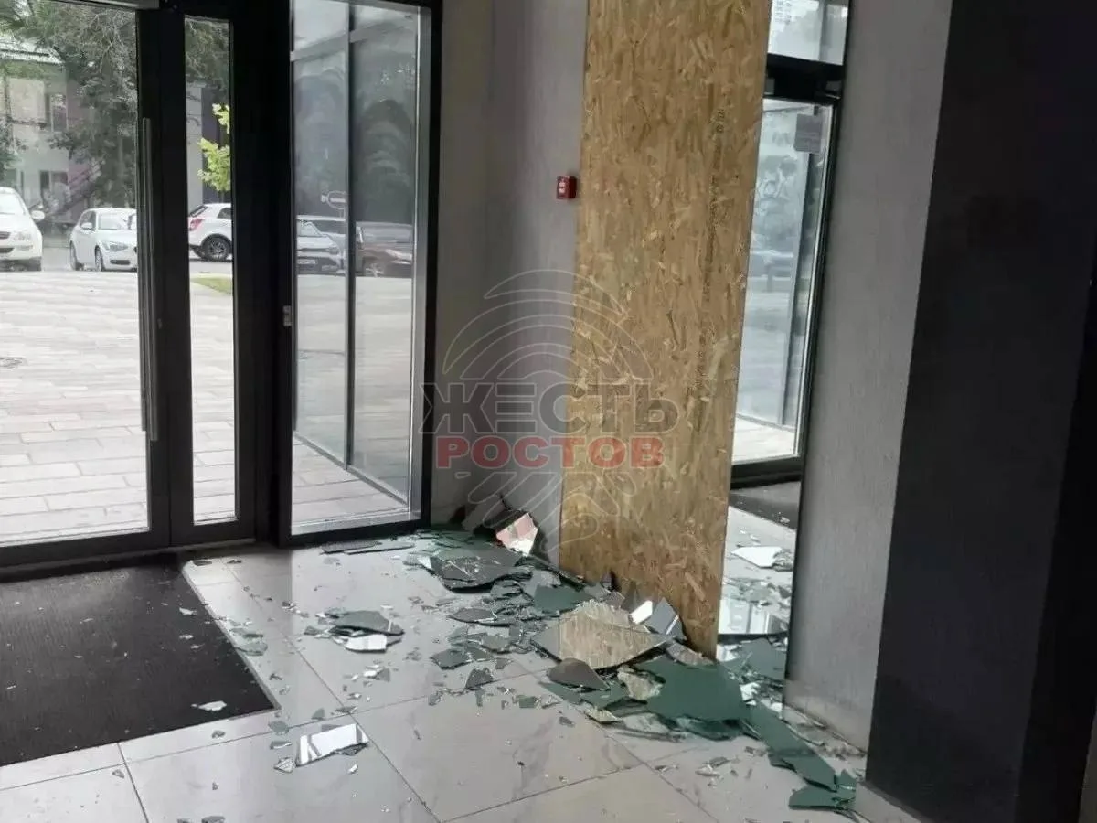 В Батайске на ребёнка упало зеркало в подъезде