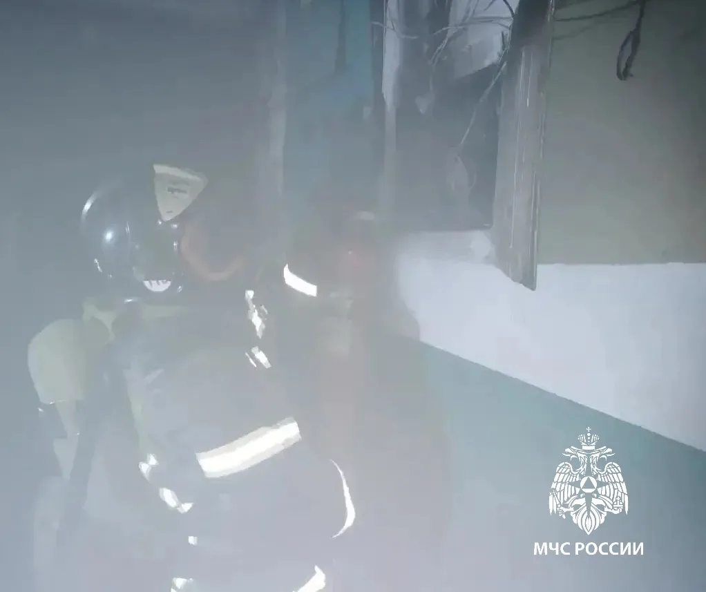 Десять человек спасли огнеборцы на пожаре в Черемхове