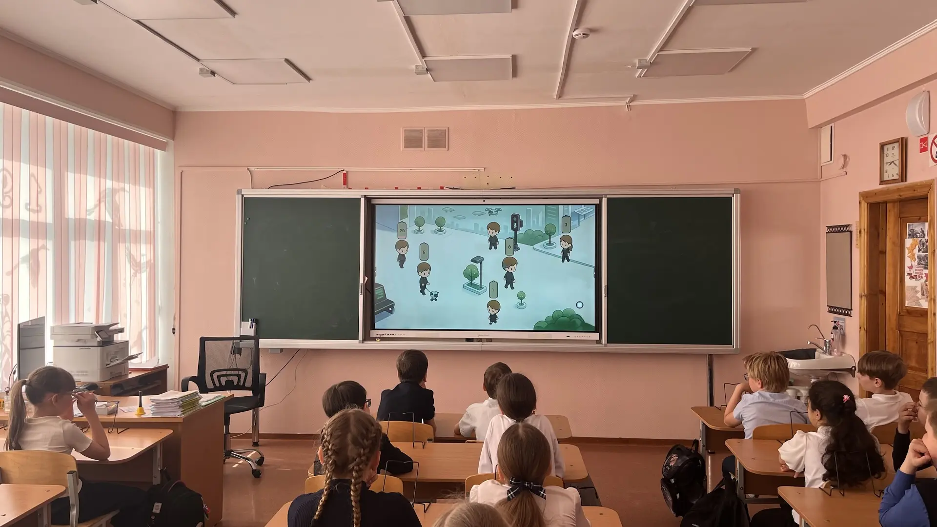 Новая учебная неделя началась с торжественной церемонии поднятия Государственного флага Российской Ф