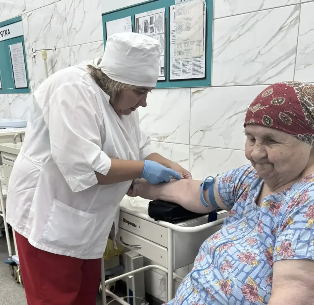 Дежурная медсестра Гараева Алсу производила у жительницы интерната Ельминой Валентины з...