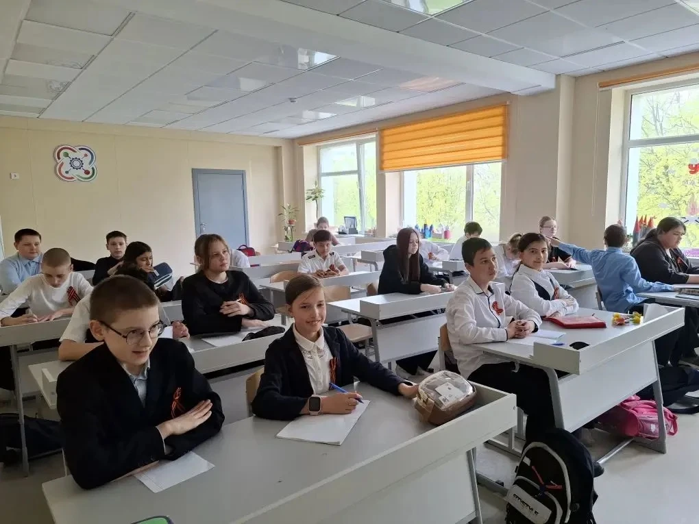 💡Вчера ребята погрузились в мир военно‑промышленного комплекса на занятии «Россия — мои горизонты»! 
