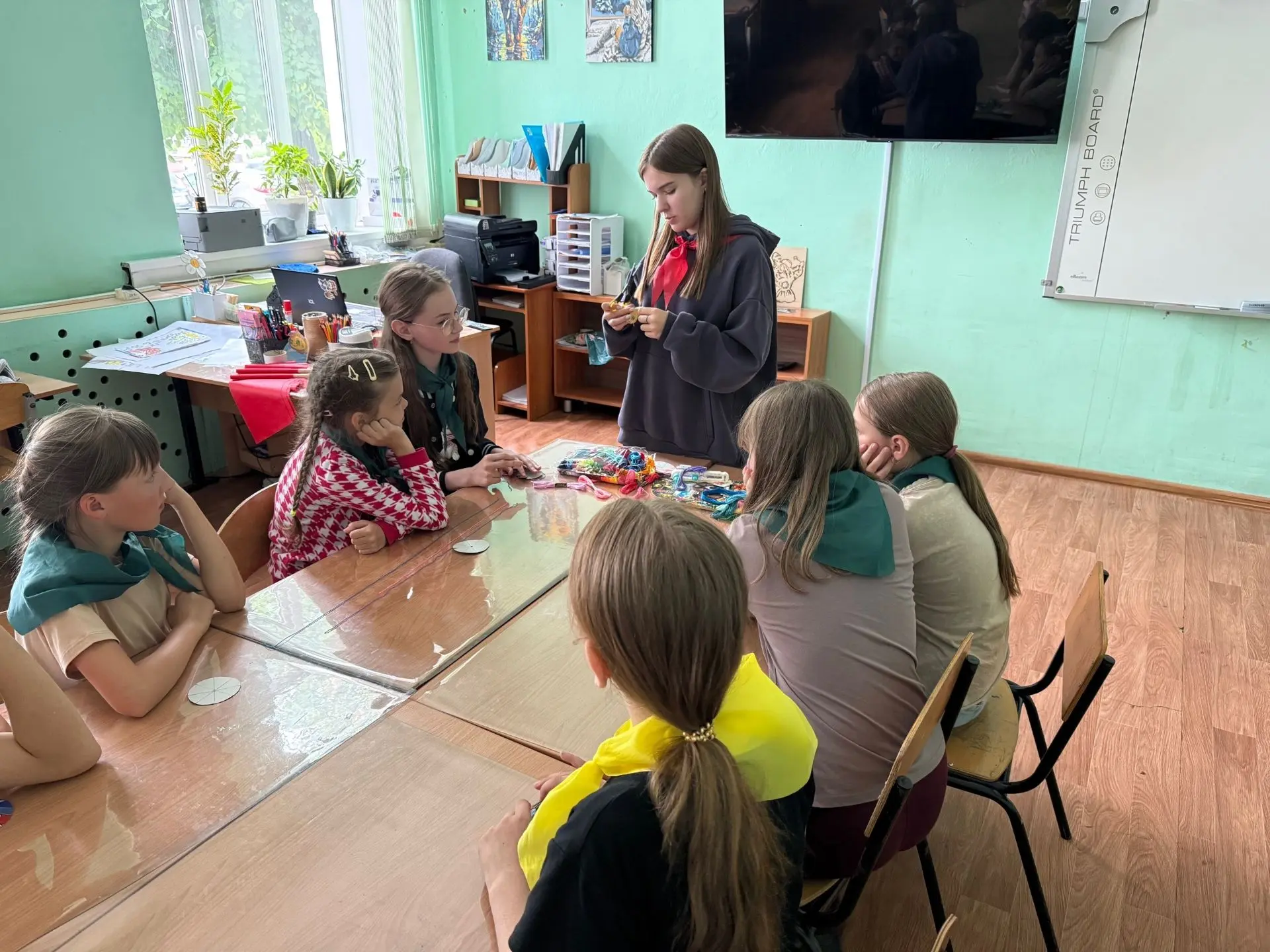 Новости школьного лагеря «Краски лета»: творим красоту — плетём браслеты дружбы! 
Сегодня в нашем ла