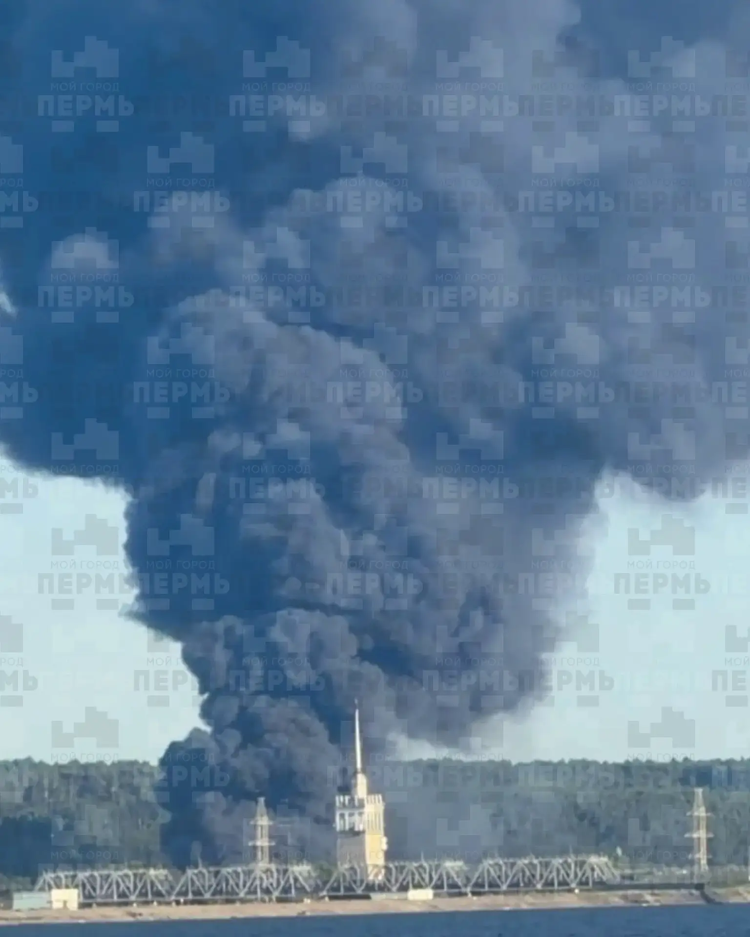 🚒 На Соликамской в Перми горит ёмкость с дизельным топливом