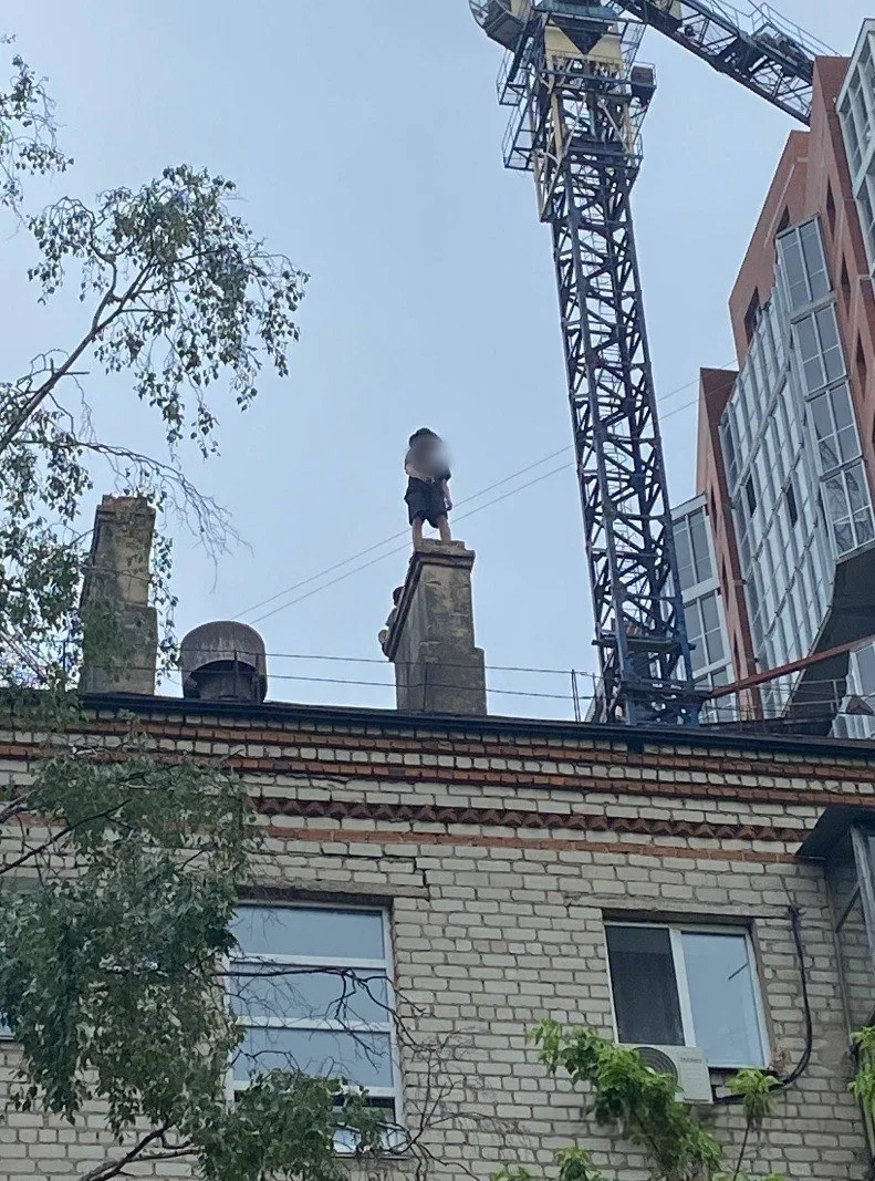 Ребёнок залез на крышу

Мальчик лет 10 накануне забрался по пожарной лестнице на крышу здания на Лен