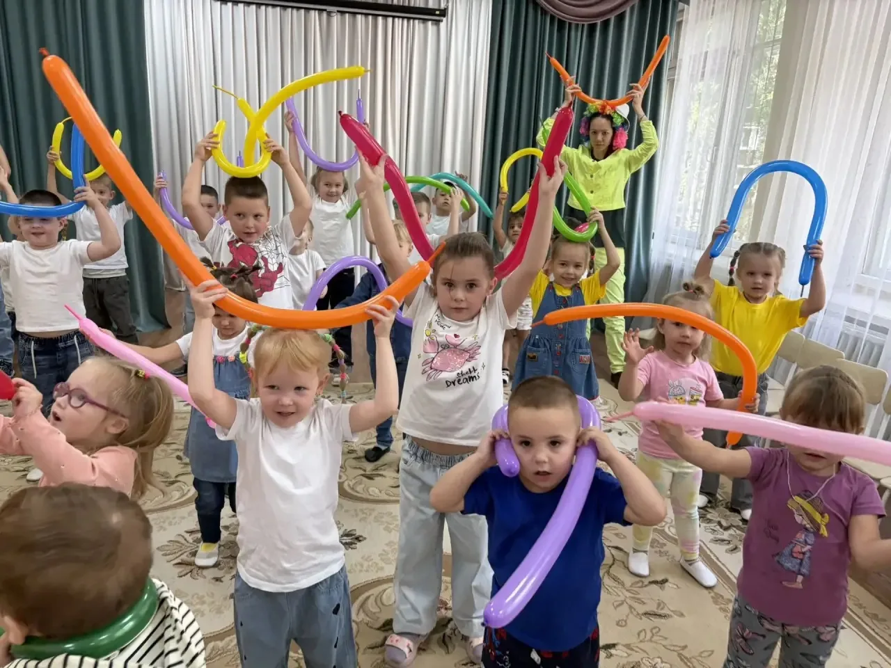 Мы пытались удержать лето за последнюю ниточку, но оно лишь хитро подмигнуло нам софита...