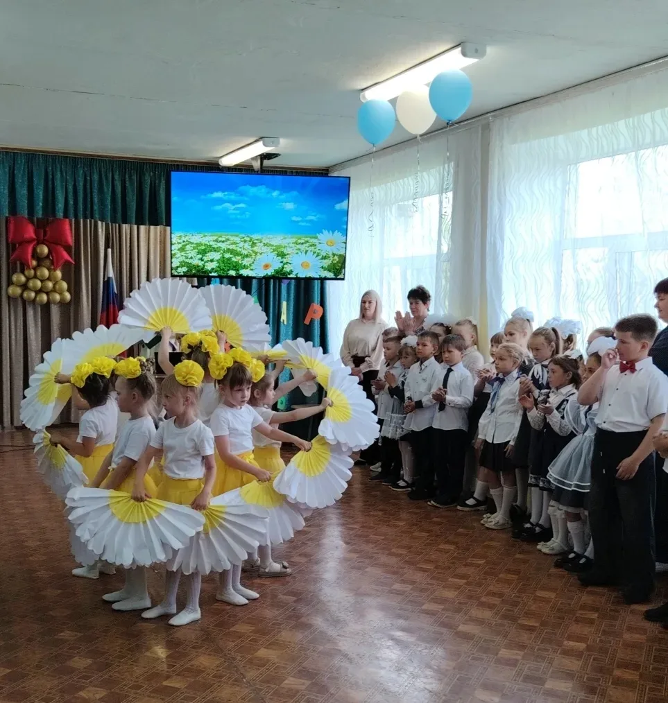 🔔Сегодня  во всех школах нашего района прозвучали  Последние звонки.  На традиционный праздник после