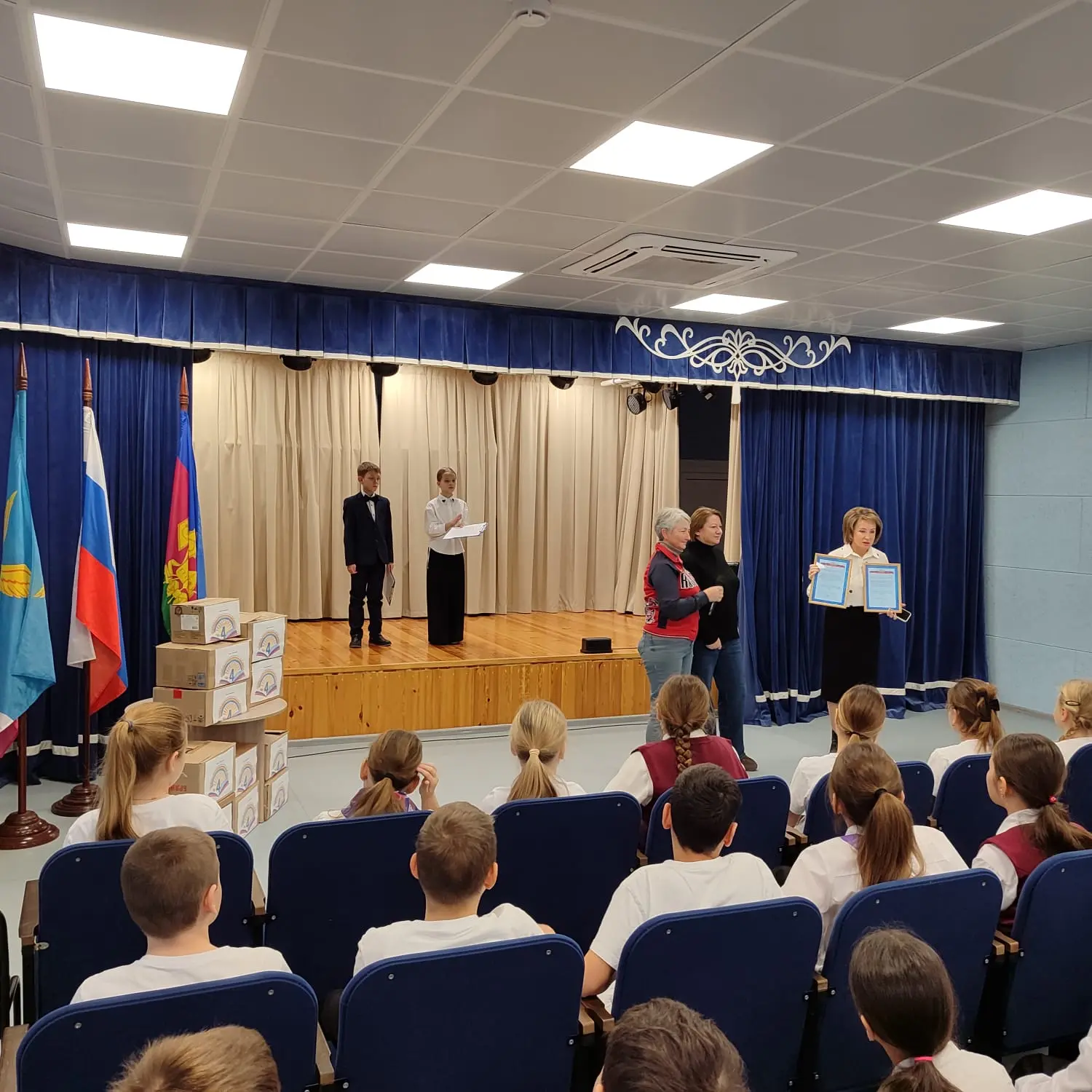 🇷🇺СВОИХ НЕ БРОСАЕМ!🇷🇺 Утро понедельника в МБОУ СОШ №4 традиционно началось с торжественной линейки, 