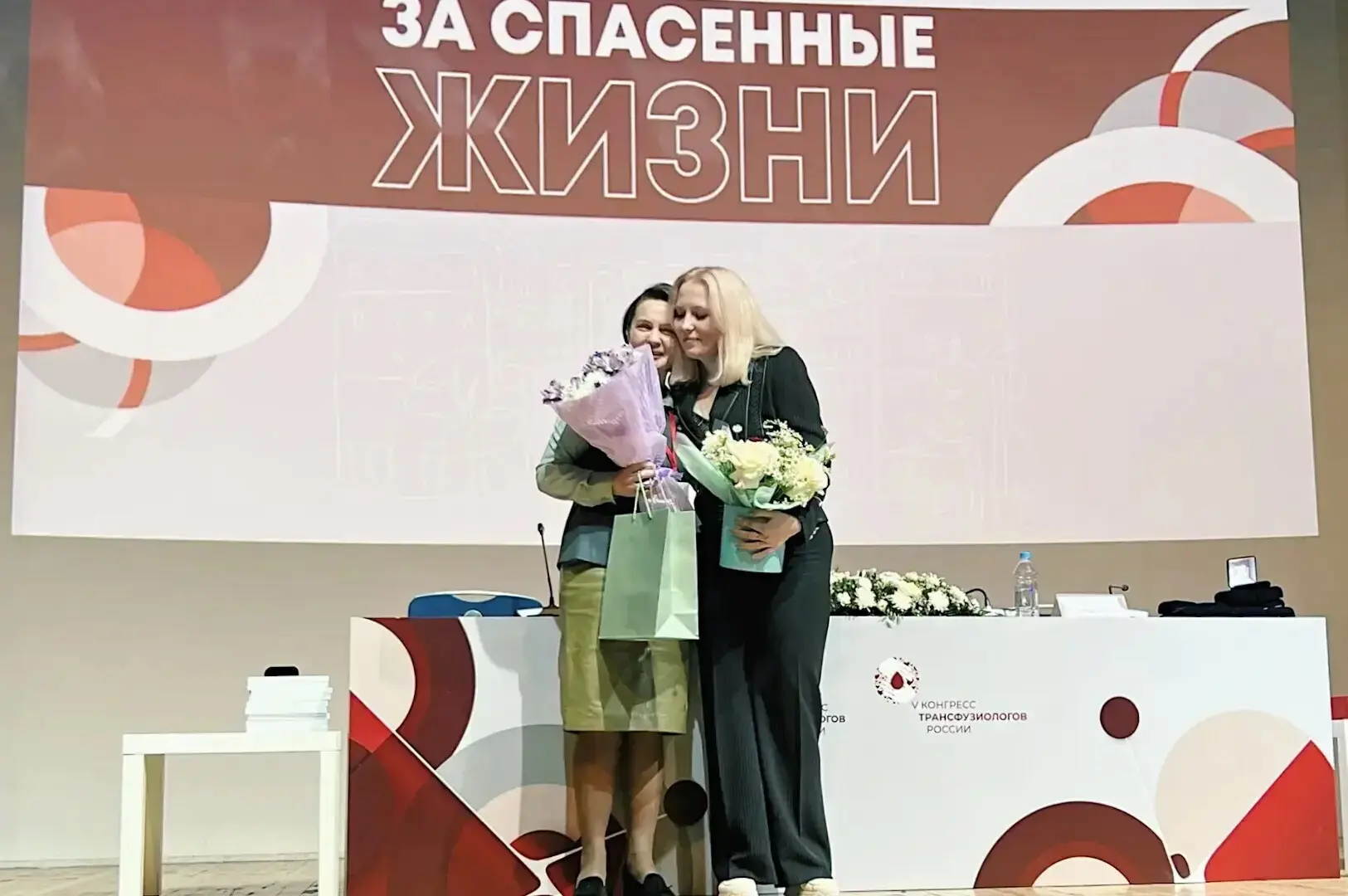 «У моей судьбы твоя улыбка»: самарский врач-донор встретилась с женщиной, которой спасла жизнь

Весн
