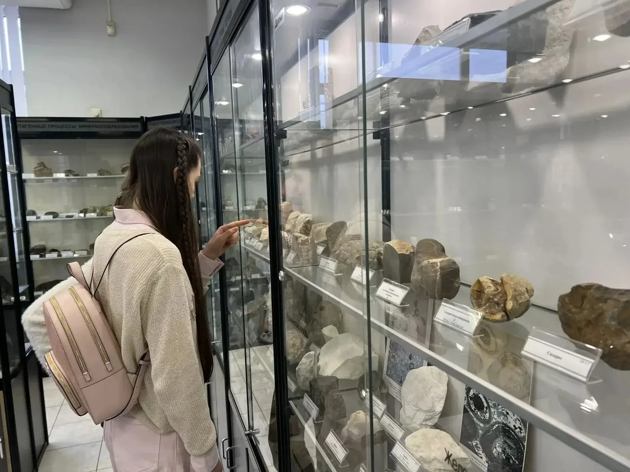 ✨ Наши экскурсии  📍 Ленинский проспект, 34А  ⚡️ 9 «Г» класс побывал в Минералого-петрографическом му