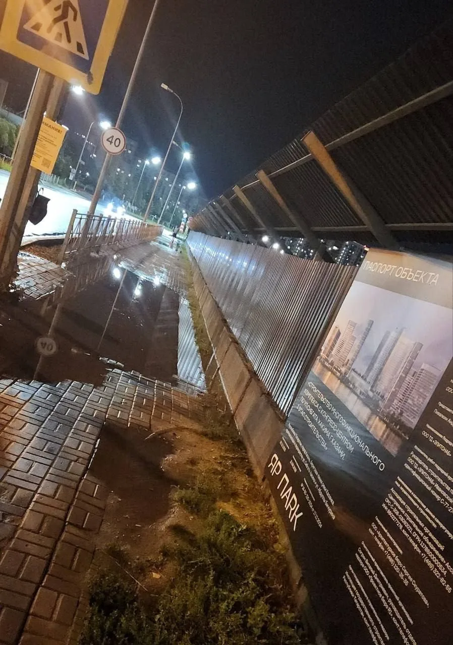 Лужа «обрезала» тротуар в Казани

По словам горожан, вода собирается у «Яр Парка» на Сибгата Хакимов