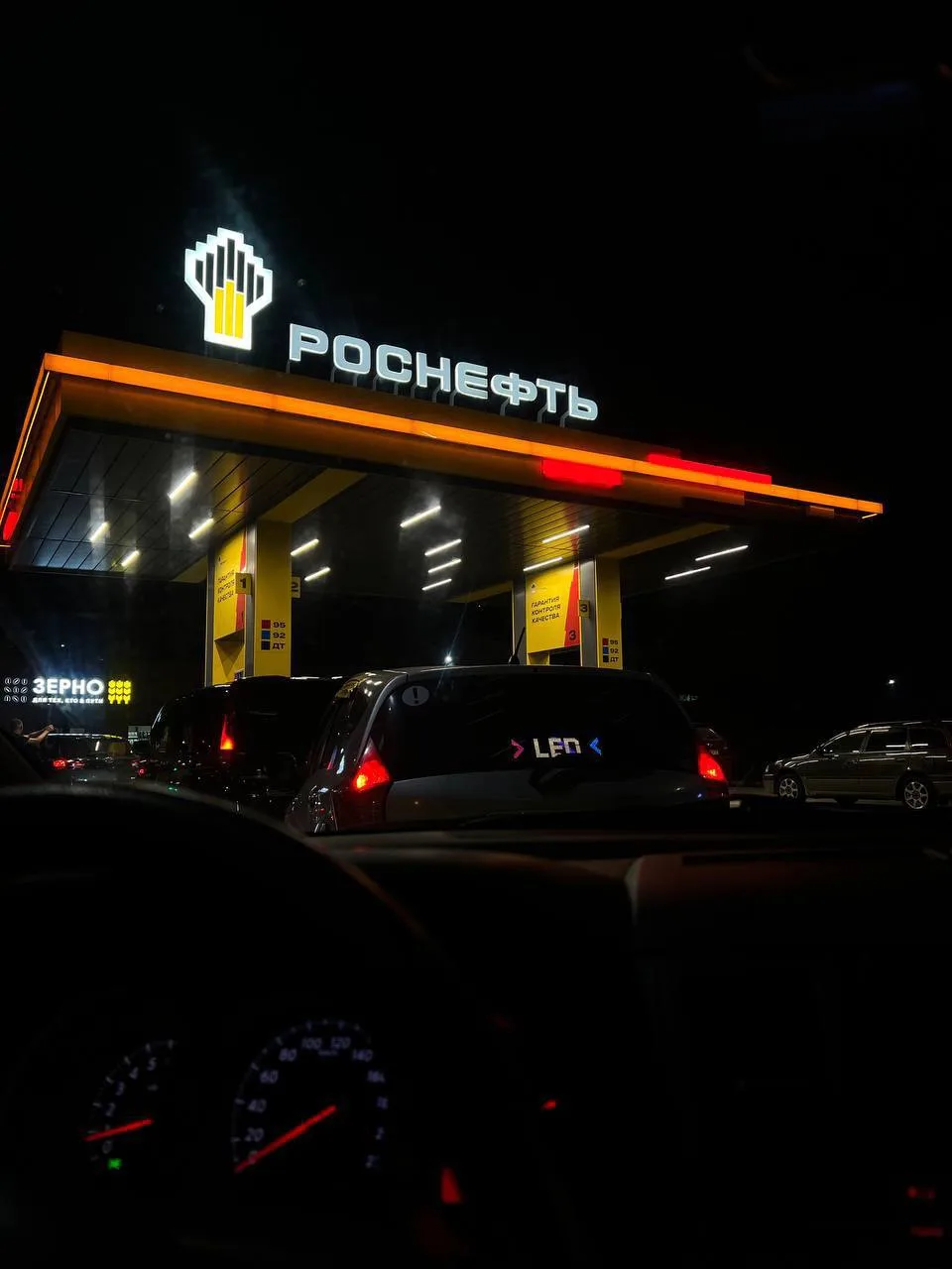 2 часа ночи. Заправка Роснефти. Я в очереди. 

Решил написать, что я думаю на счёт топливного кризис