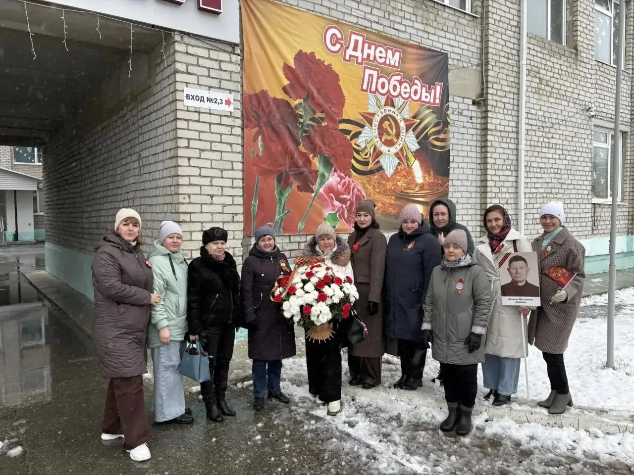📍Гимназисты-активисты движения «Первых», а также участники военно-патриотического клуба «Честь имею»