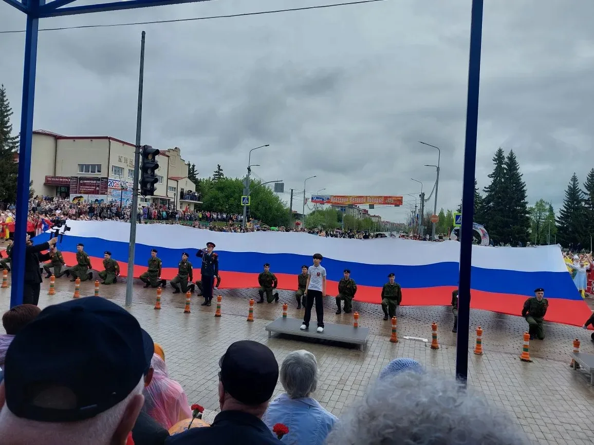 Сегодня в Ишиме было по-настоящему празднично!   Всё началось у железнодорожного вокзала. Оттуда дви