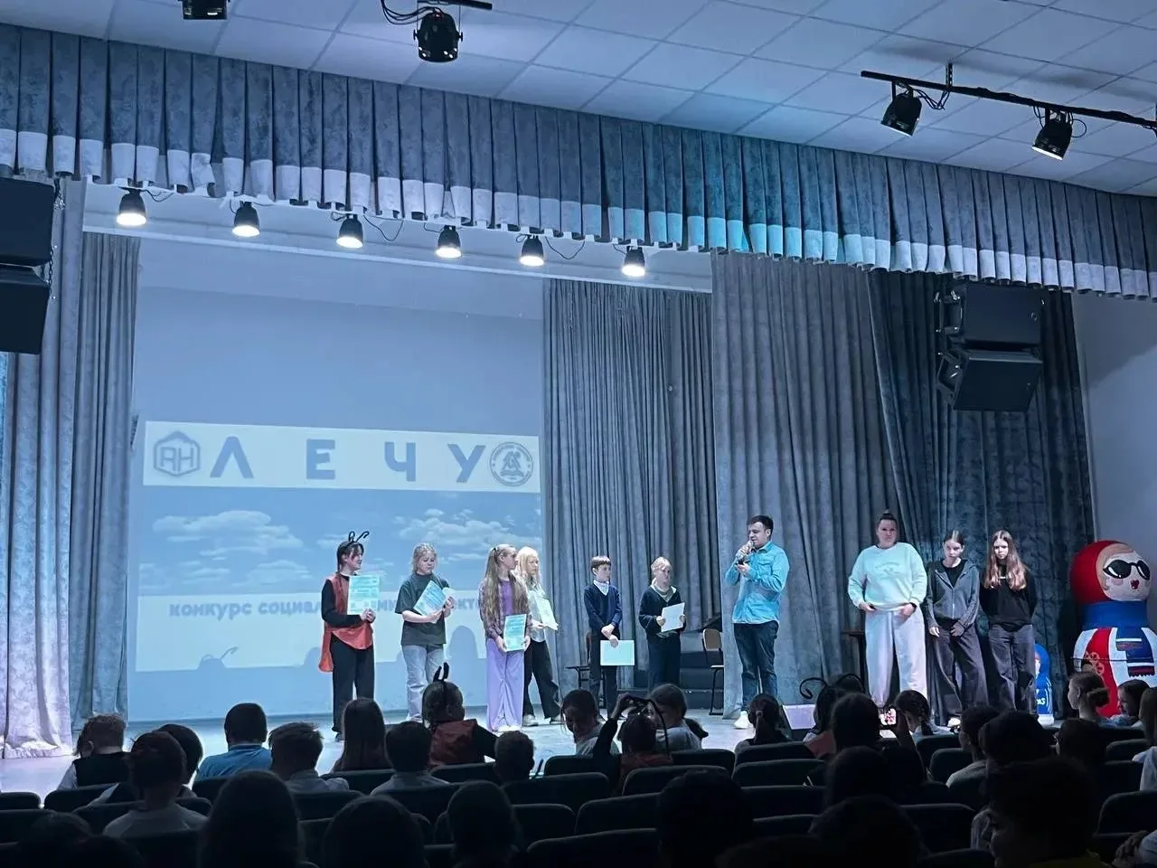 17 апреля в нашей школе прошел конкурс мини-спектаклей среди 5 классов под названием «Лечу». Пятикла