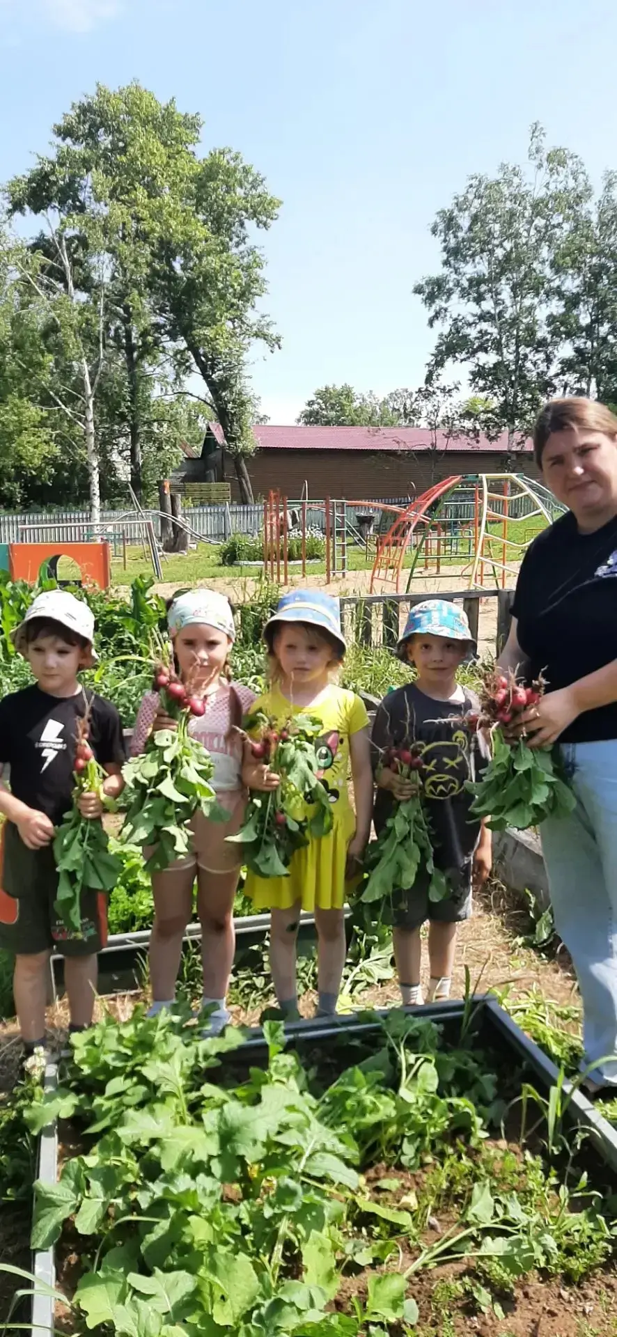 🎉 Ура, у нас урожай! 🎉

Ребята из группы «Ромашки» прошли весь путь от семечка до салата — и справ