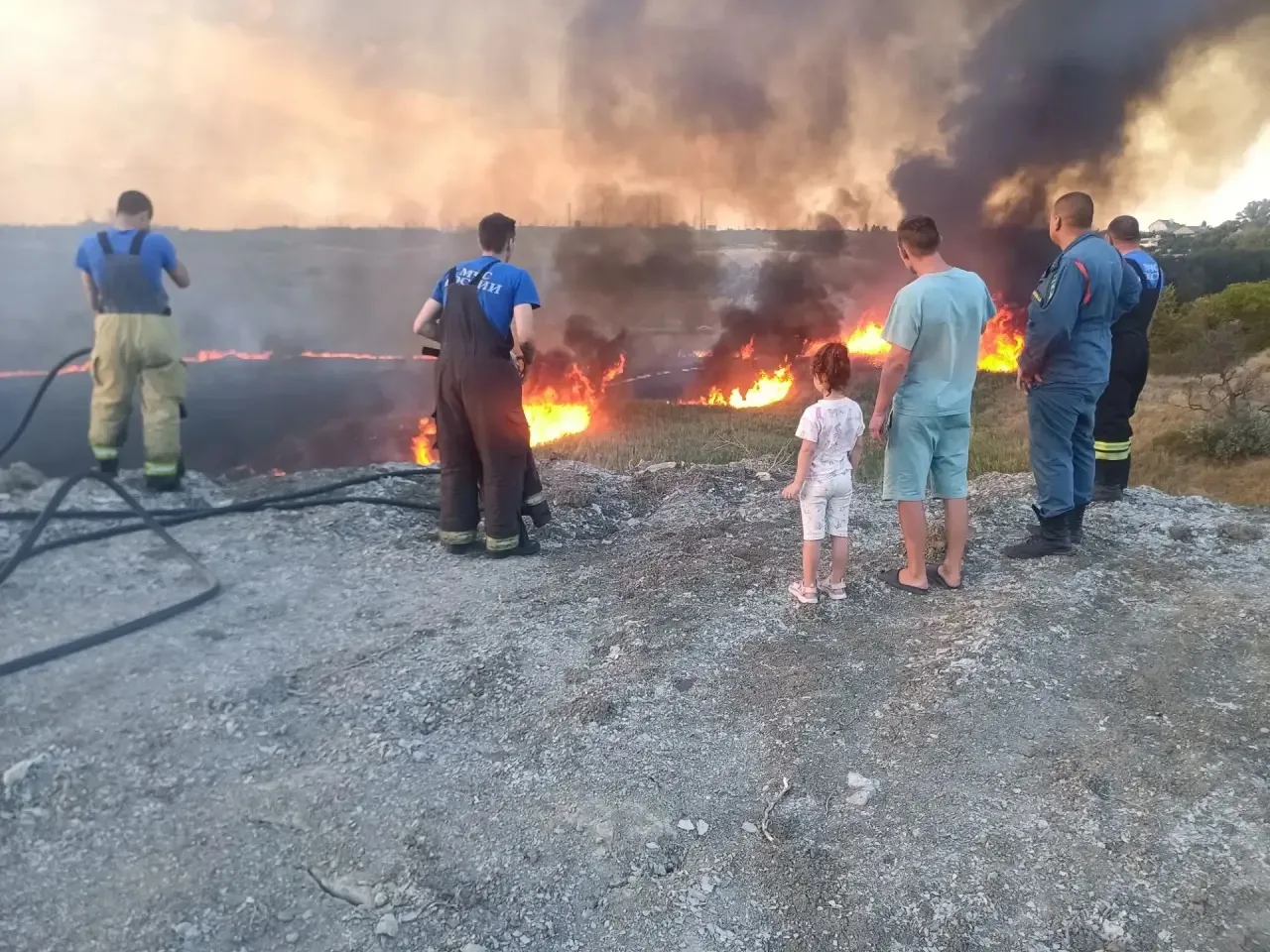 ❗️ В балке мечетке за нашим гаражным кооперативом, горит сухая растительность, работает...