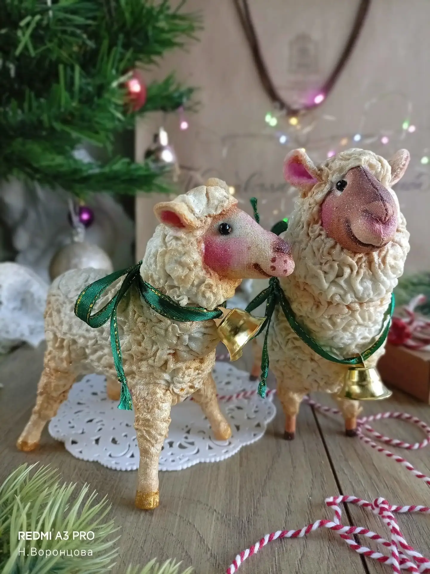 Символ 2027 года - овечки🐑
Ватная техника плюс грунтованный текстиль.
Овечки уверенно стоят на свои
