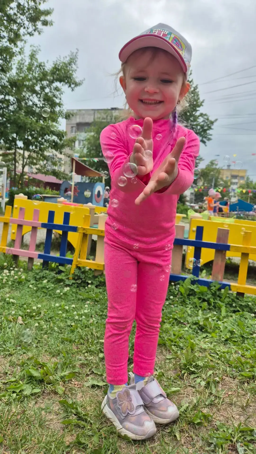 Ветру тёплому послушны,
Мыльные летят шары!
Сколько радости воздушной
Для весёлой детворы!
Блещут ра