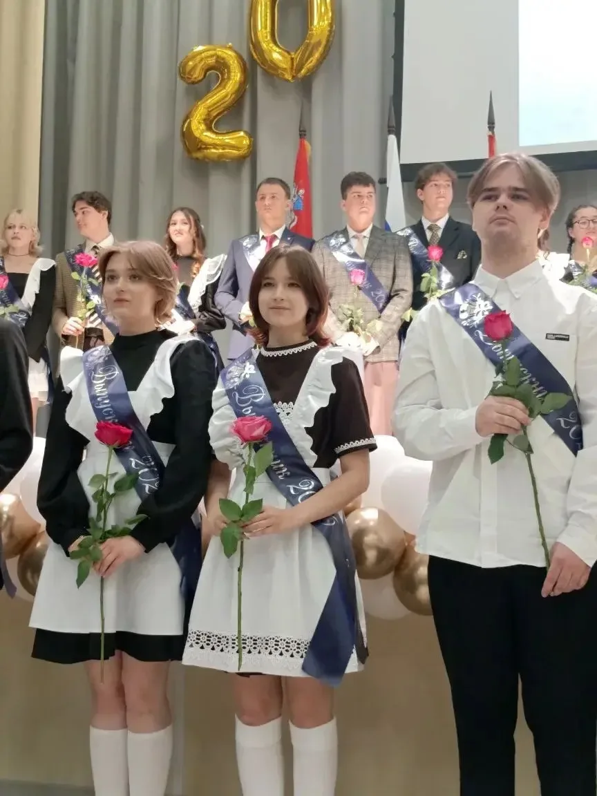 Как это было: линейка, цветы, и дрожащие голоса ведущих. 🏫🌷  26 мая для 57 учащихся одиннадцатых кла