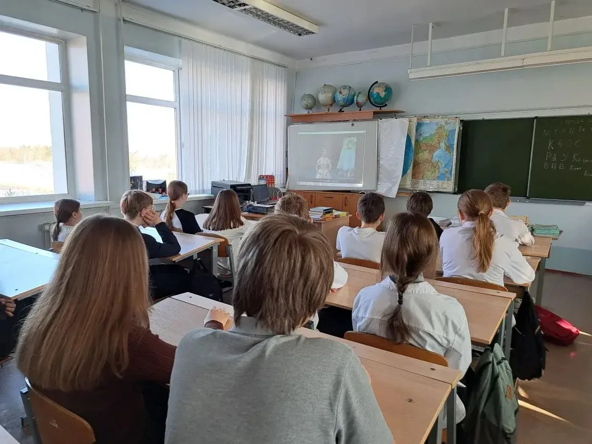 📌В МОУ «Глебовская СОШ» утро для школьников началось традиционно с торжественной линейки , церемонии