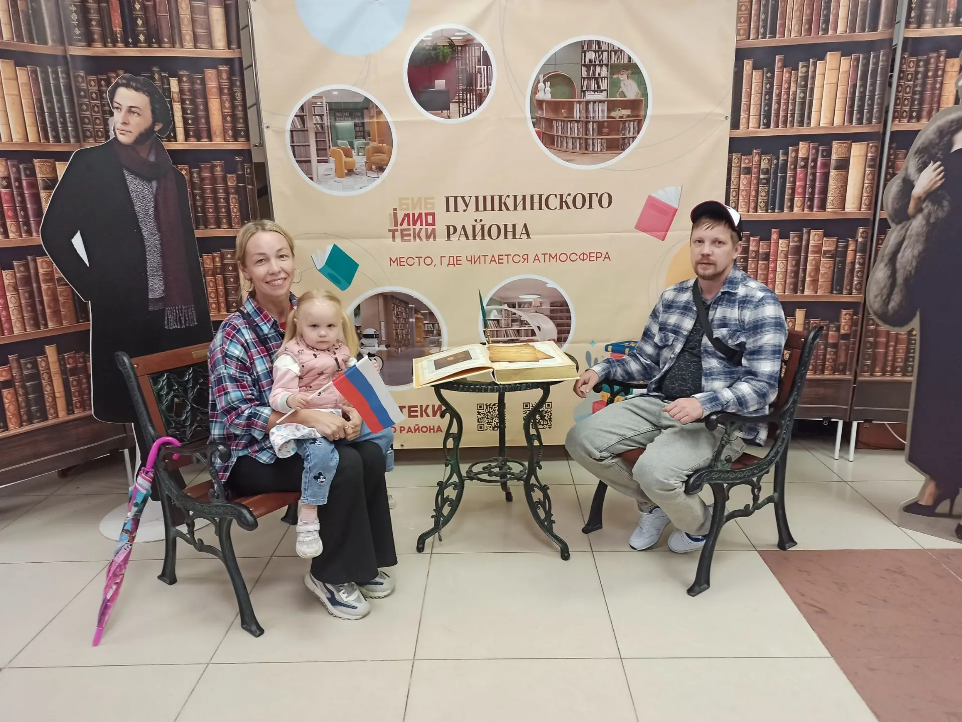 👨‍👩‍👧‍👦Наши воспитанники и их родители продолжают посещать выставку "Родной район".